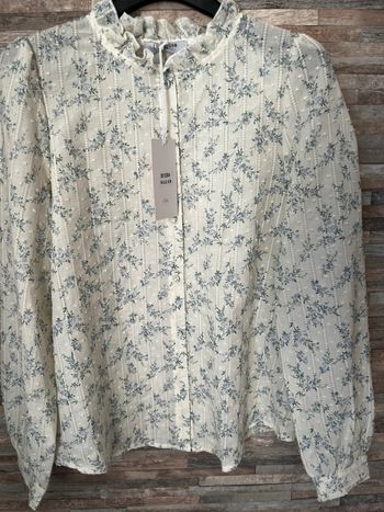 Chemise écru à fleurs bleue