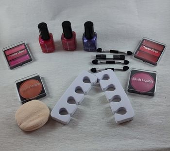 Lot de produits maquillage et accessoires - Neuf
