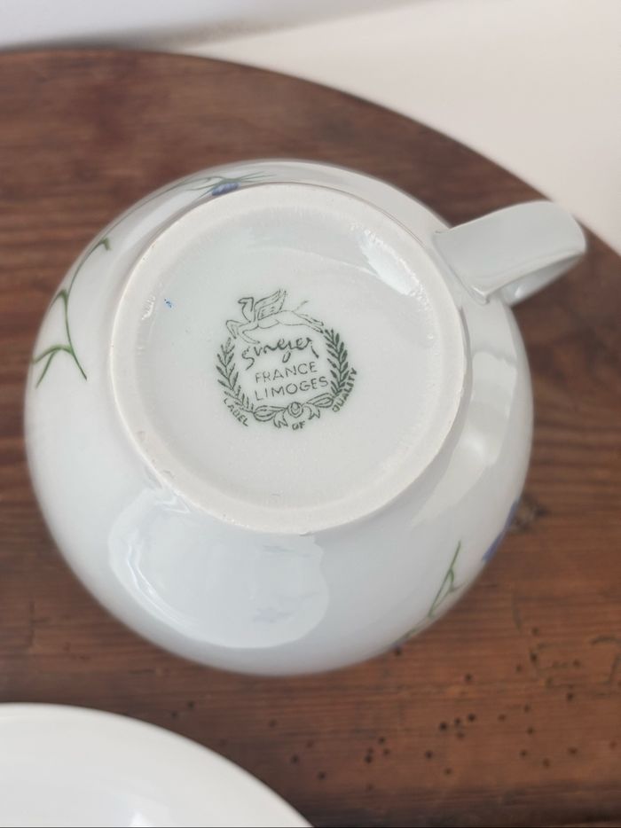 Superbe tasse et sa soucoupe fleurs bleues porcelaine de Limoges Singer - photo numéro 5