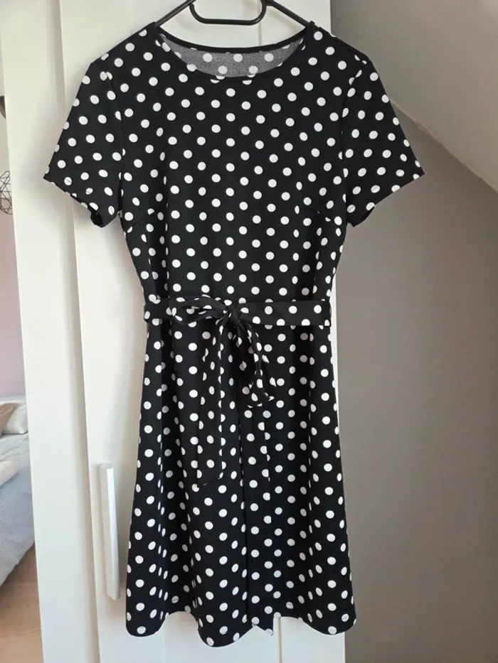 Robe à pois noire et blanche