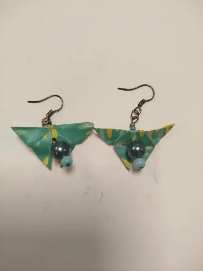 Boucles d'oreilles origami papillon vert et jaune, perles bleues BO05 - photo numéro 2