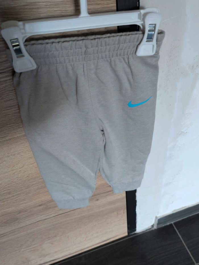 Ensemble 9 mois Nike. Neuf - photo numéro 5
