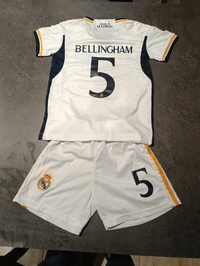 Tenue foot Real Madrid Jude Bellingham blanc. T.18