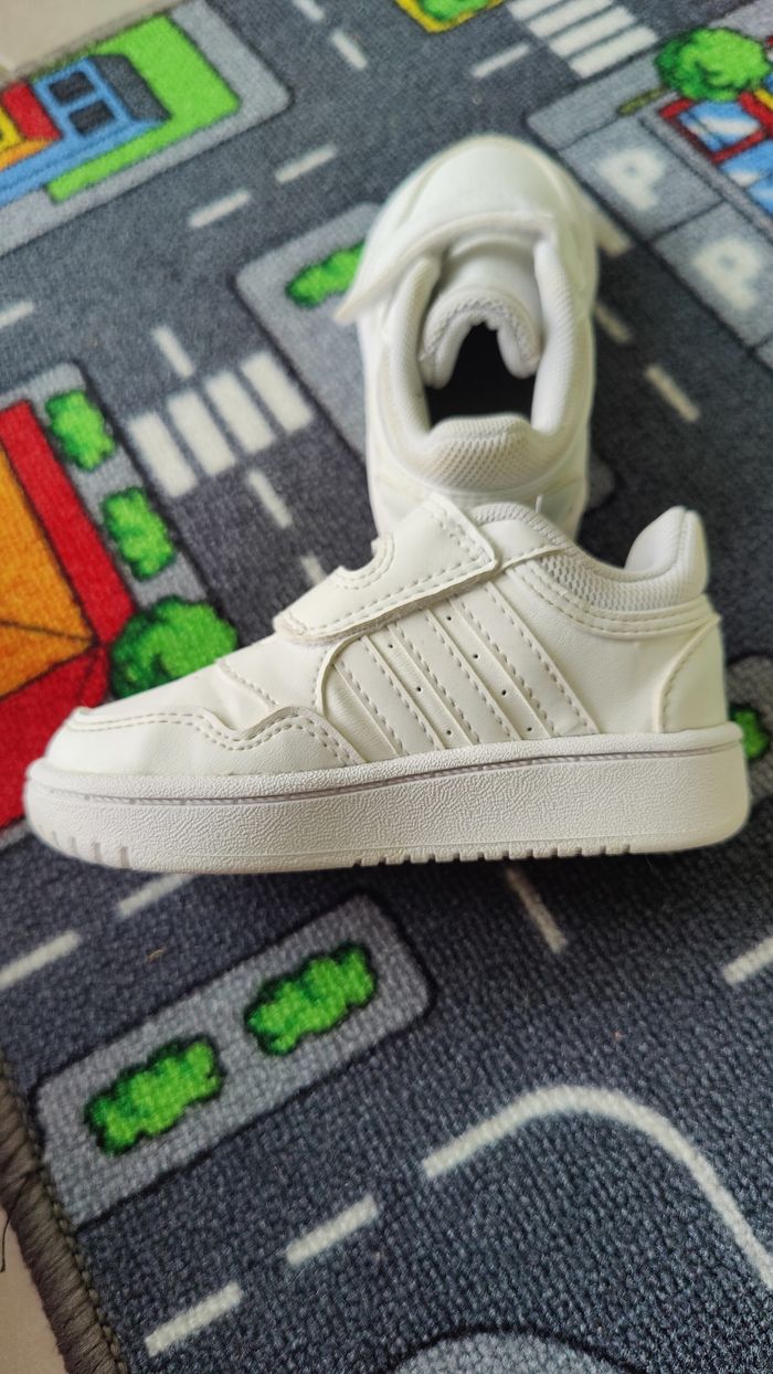 Basket Adidas taille 22 - photo numéro 4