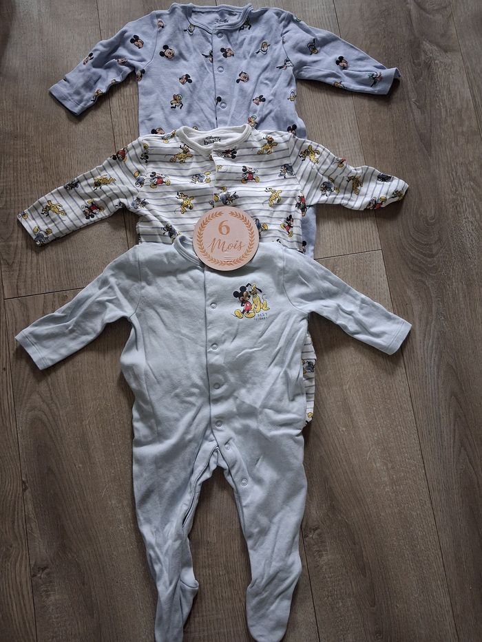 Lot 3 pyjamas Mickey Disney 6 mois neufs - photo numéro 1