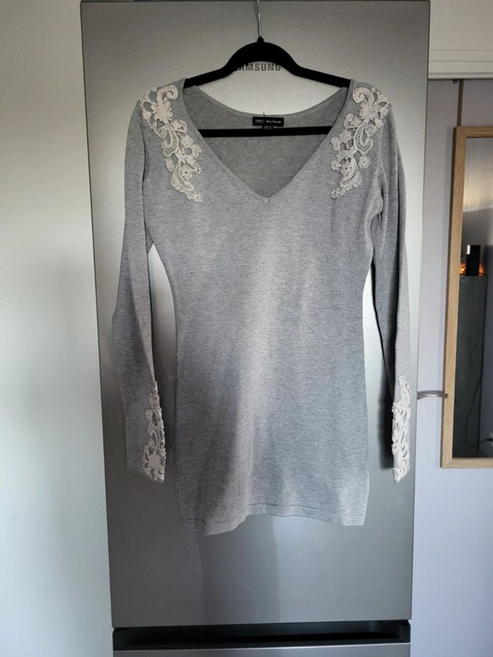 Robe pull grise et broderie