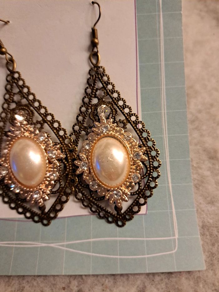 Boucles d'oreilles pendante avec cabochon nacré et strass - photo numéro 5