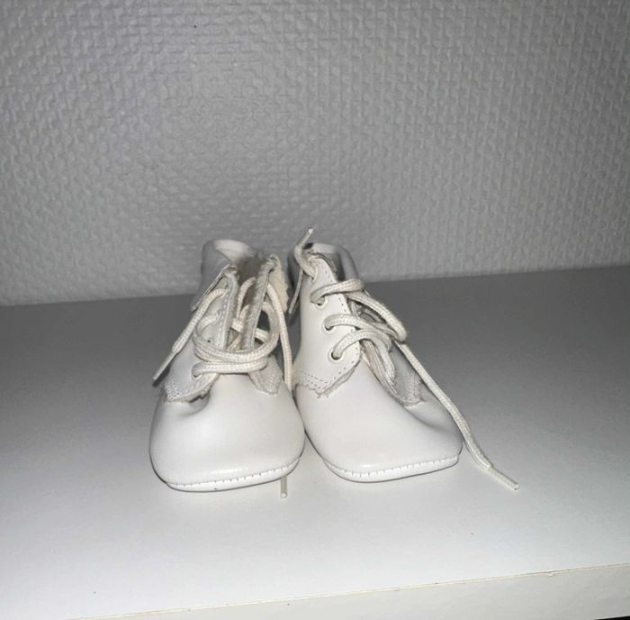 Petites chaussures blanches taille 18