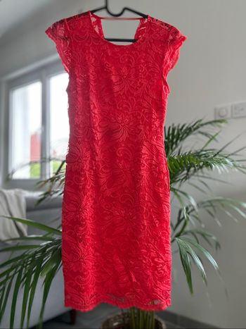 Robe moulante en dentelle