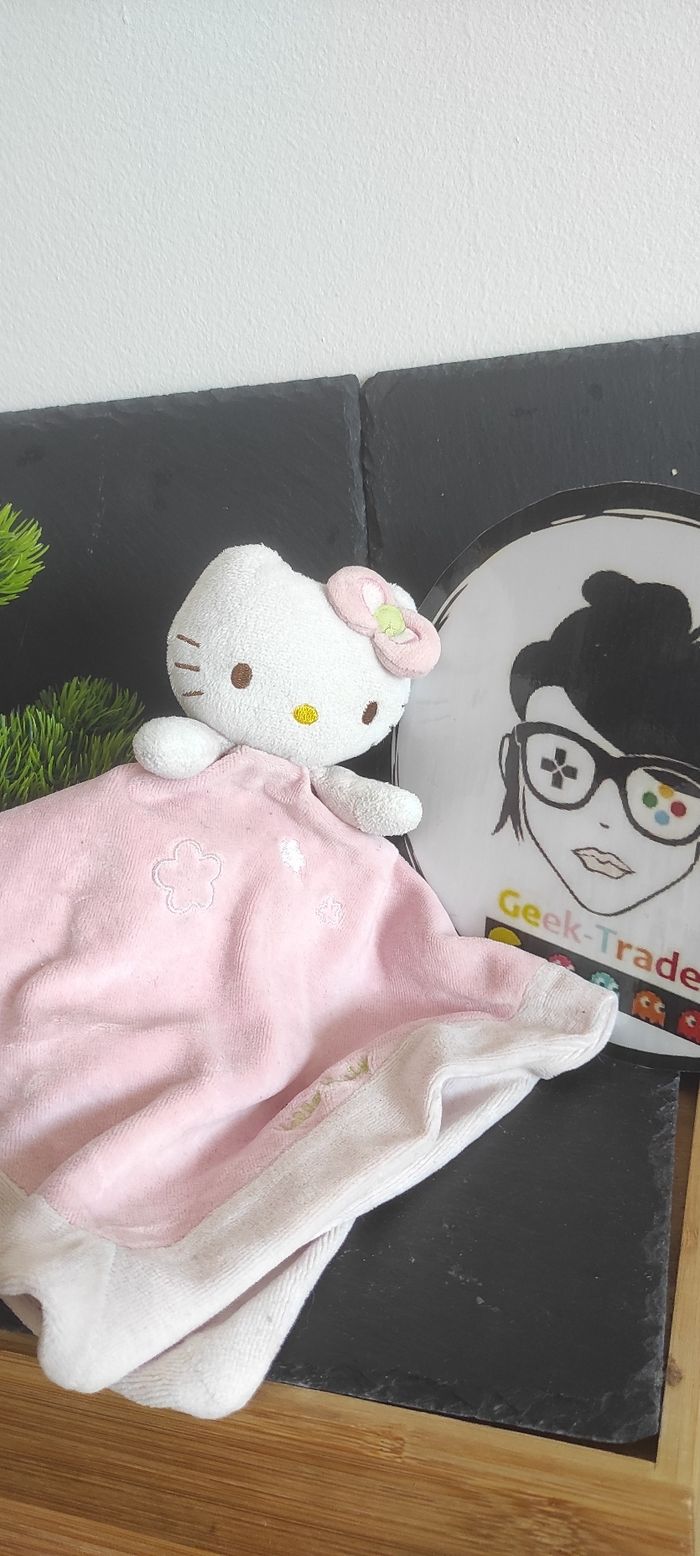 Chat Hello Kitty Plat Rose Rayé Grelot sanrio fleur vert blanc Doudou Marron