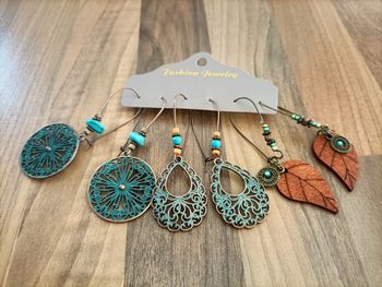 Boucles d'oreilles pendantes neuves couleur bronze turquoise bois