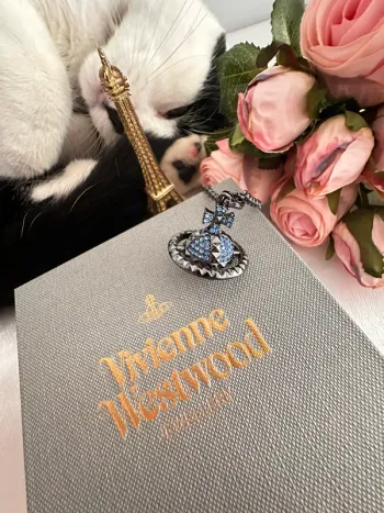 🪐Collier Vivienne Westwood Orbite noir avec zirconiums bleus – Modèle iconique