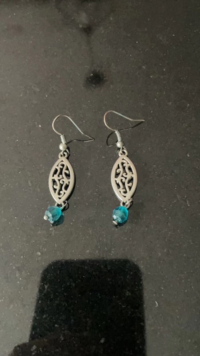 Boucles d'oreille pendantes perle bleu