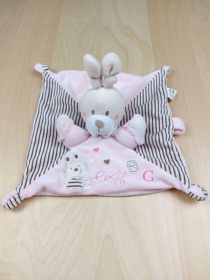 Doudou lapin rose ABC beige blanc NICOTOY SIMBA rayures attache tétine coeurs