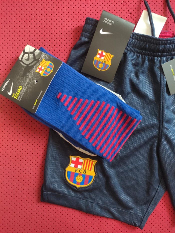 Short de foot FC Barcelone + chaussettes, Nike Authentique Officiel taille enfant 6/8 ans, Neuf - photo numéro 2