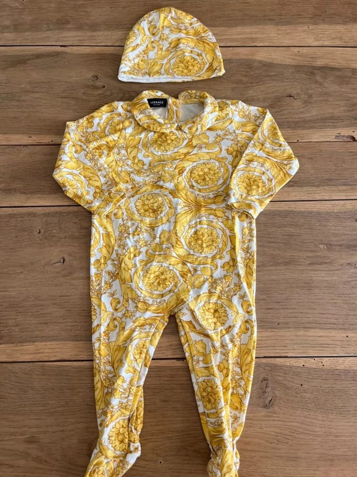 Ensemble pyjama et bonnet imprimé baroque Versace