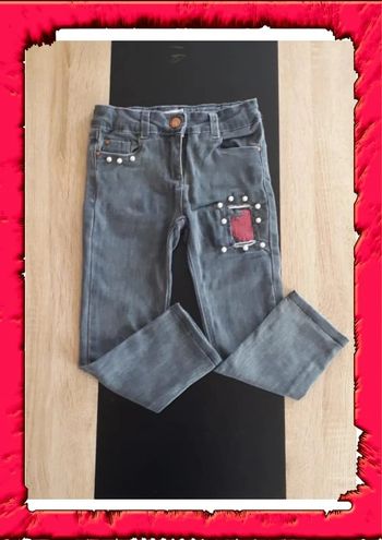 Joli jeans perlés agrémenté de sequins taille ajustable