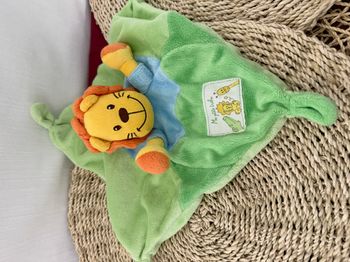 Doudou plat lion vert bleu MA PTITE TRIBU