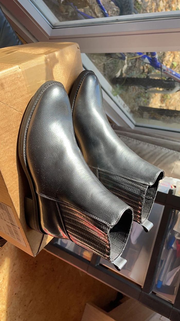 Jolies bottines couleur argentée pointure 38 - photo numéro 2