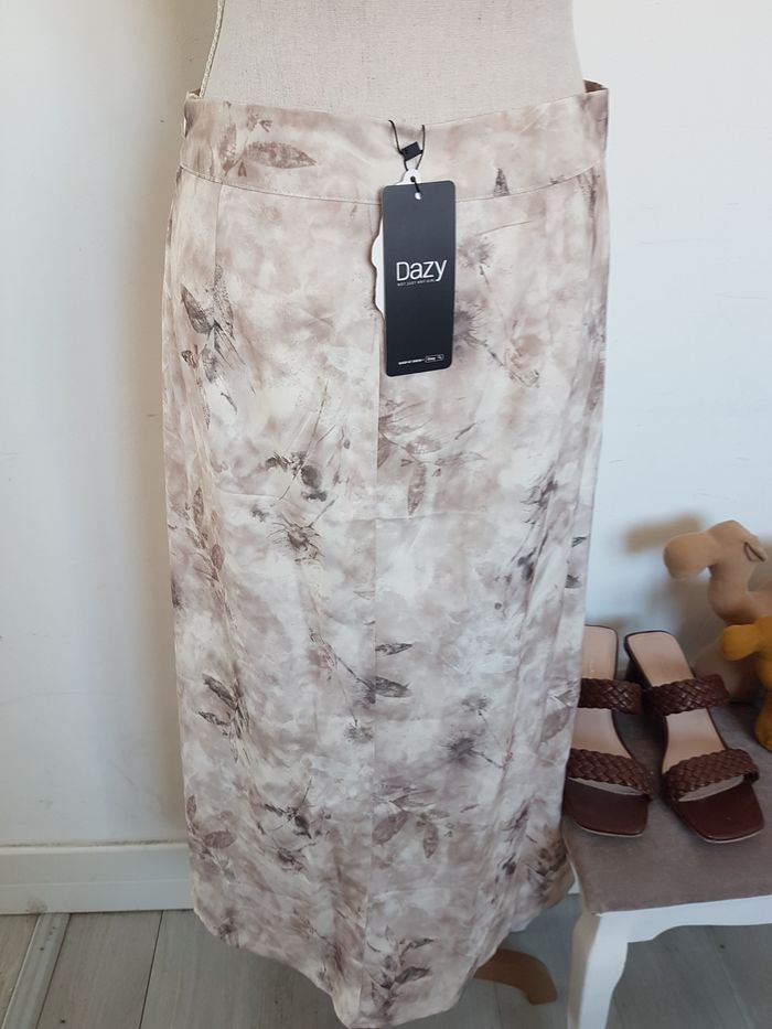 Jupe mi-longue tons beiges neuve avec étiquette. Dazy Designer. T42, tour taille 78cm, haut 80cm. - photo numéro 3