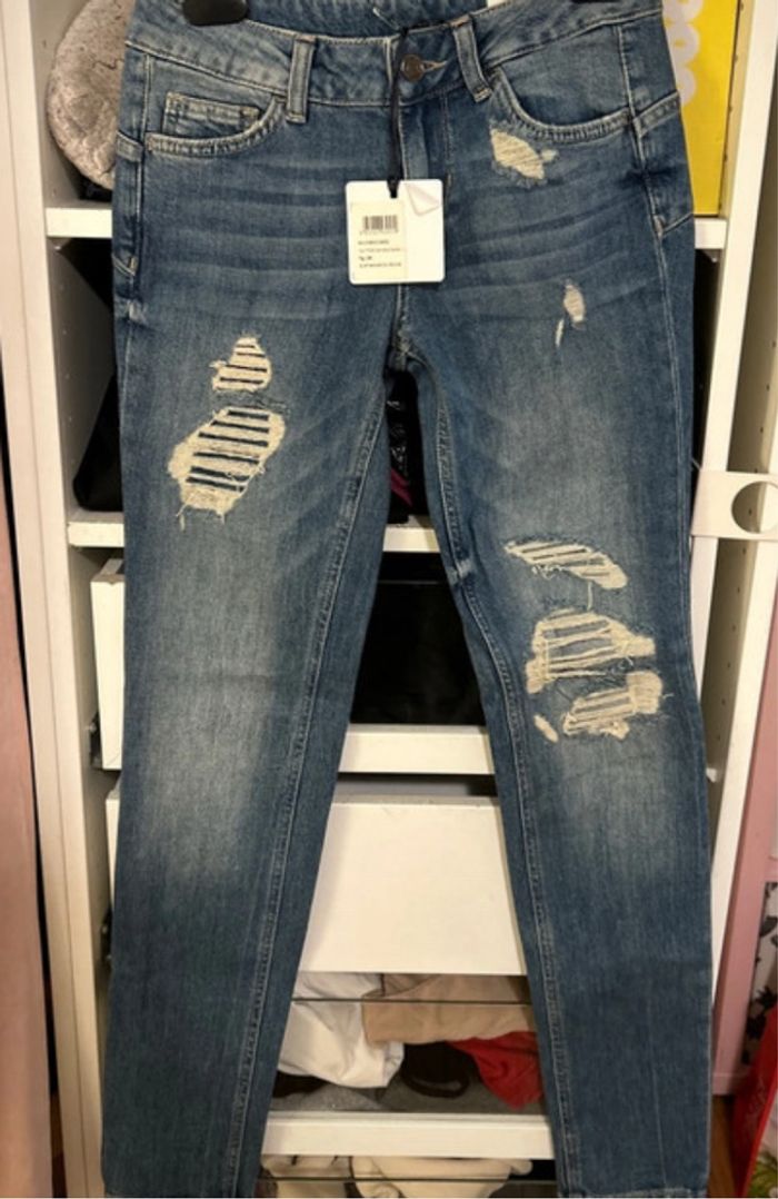 Jean bleu à trou liujo avec strass