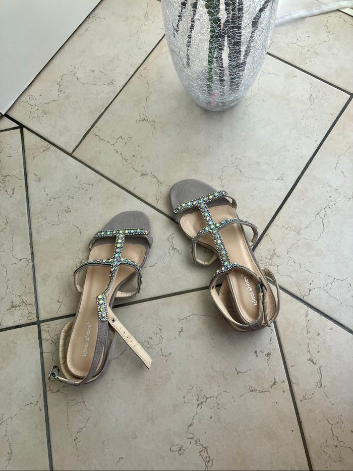 Chaussures à petits talons avec strass T.40 - photo numéro 8