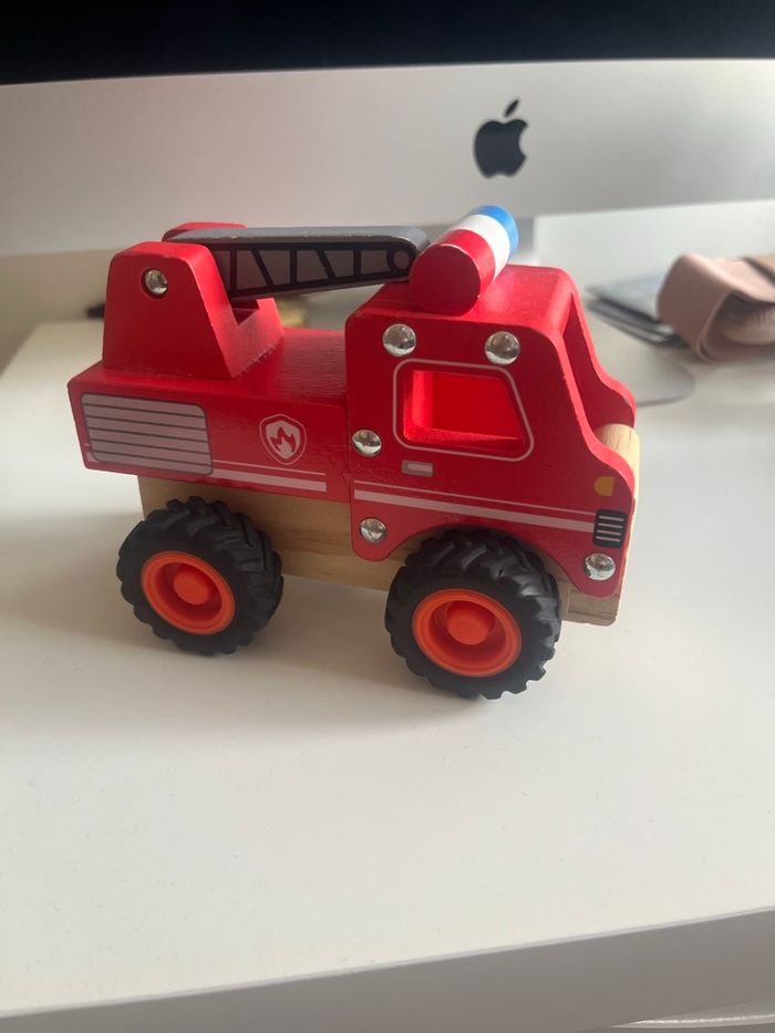 Camion de pompier en bois