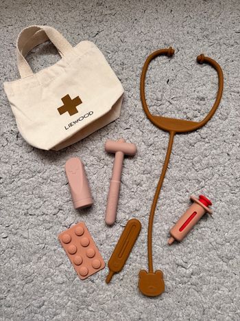 Malette de docteur en silicone Liewood – jouet d’imitation complet