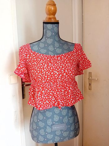 Croc top rouge avec motif fleuri