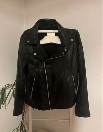 Blouson en cuir noir – Style biker, excellent état !
