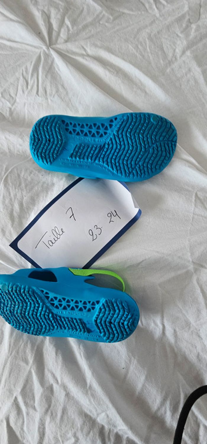 Chaussure piscine Decathlon Taille 7 correspond 23-24 - photo numéro 2