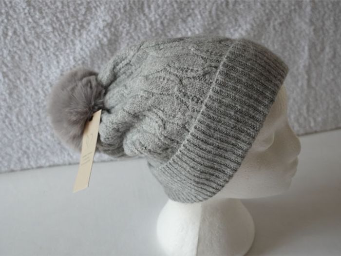 Joli bonnet gris chiné fantaisie tout doux avec pompon neuf pour Femme
