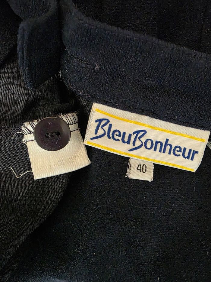 Jupe,marine,tissus façon velours, fermeture par zip & bouton a l'arrière, en très bon état, en polyester, largeur de taille 39cm, longueur 76cm, marque Bleu Bonheur =8€ - photo numéro 6