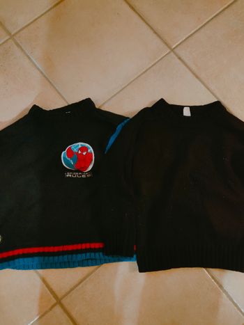 Lot de 2 pulls taille 6 ans dont un Spiderman