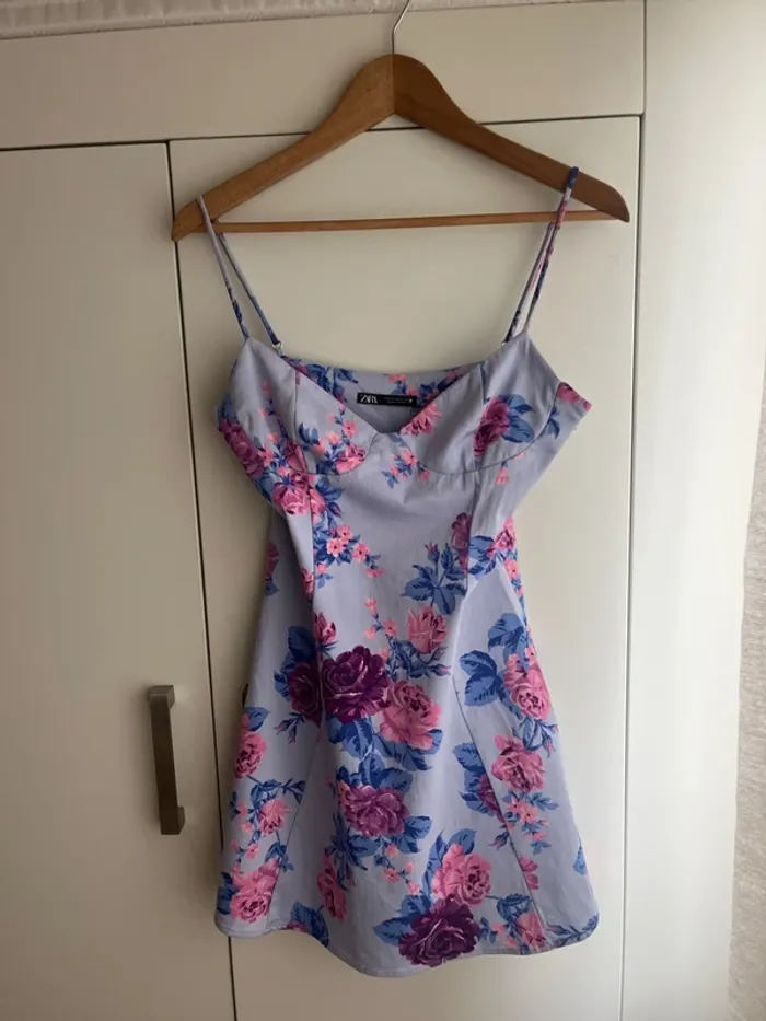 Robe Zara taille M bleu à fleurs rose 🌸