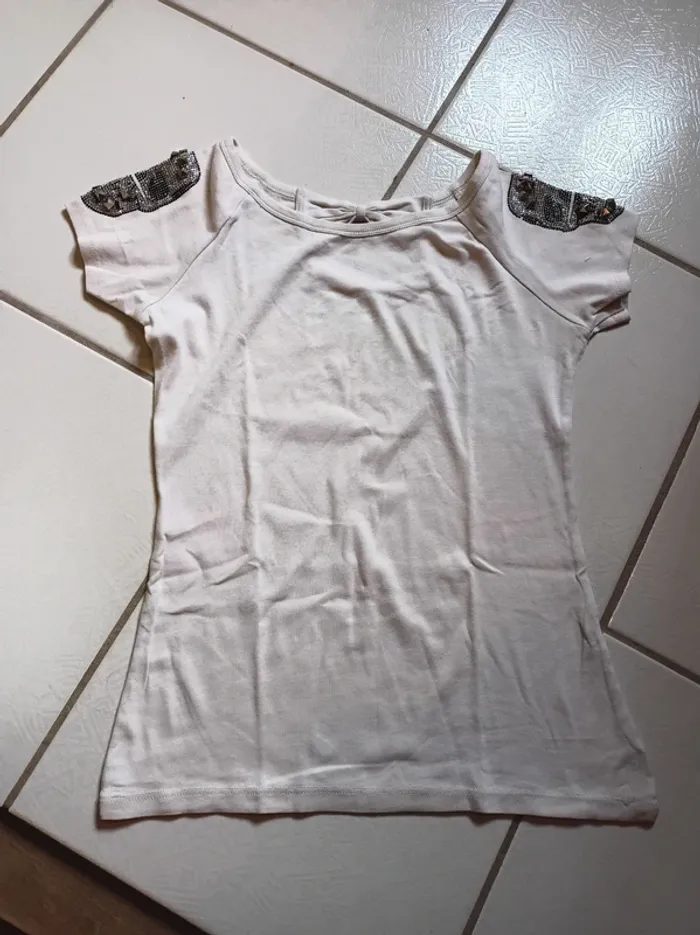T-shirt femme blanc avec tête de mort sur les épaules - photo numéro 9