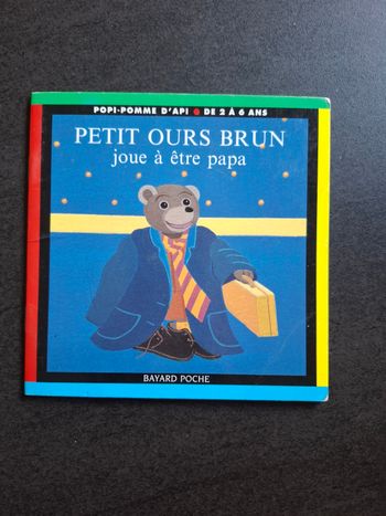 Livre Petit Ours Brun joue à être papa en très bon état