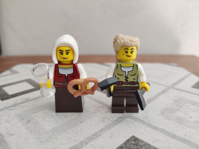 2 figurines Menuisière et Aubergiste du set Lego 10332 Place du Village Médiéval