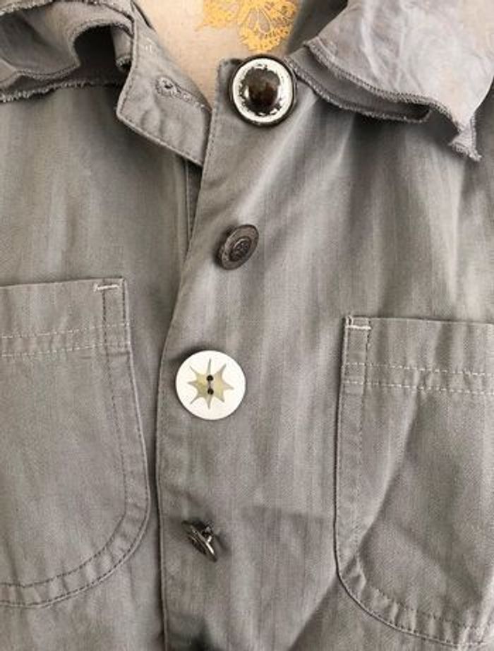 Veste légère, marque Voodoo, motifs dorés, grise, neuve, taille 40 - photo numéro 15