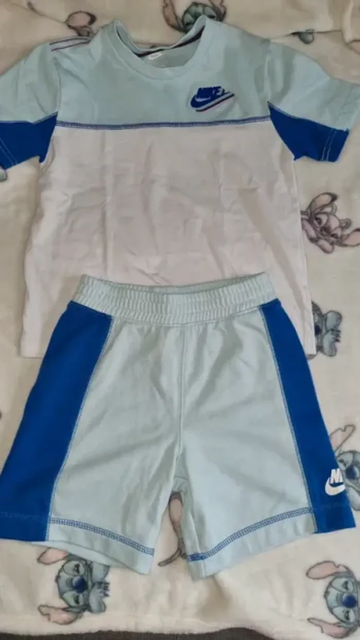 Ensemble nike 5/6 ans en très bon état