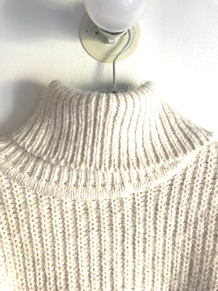 Pull duveteux blanc à col roulé taille 40/42 neuf jamais porté - photo numéro 2