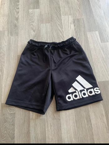 Très beau short ADIDAS taille  9 / 10 ans