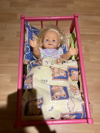 Bebe dans son lit