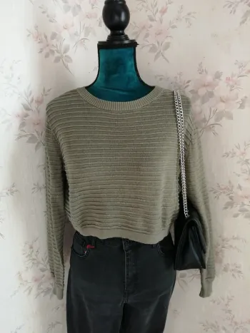 Pull crop top kaki avec lignes en relief / divided / (S)