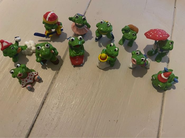 Série Complète 12 Figurines Vintage Kinder Les Grenouilles Mini Splash (1993).