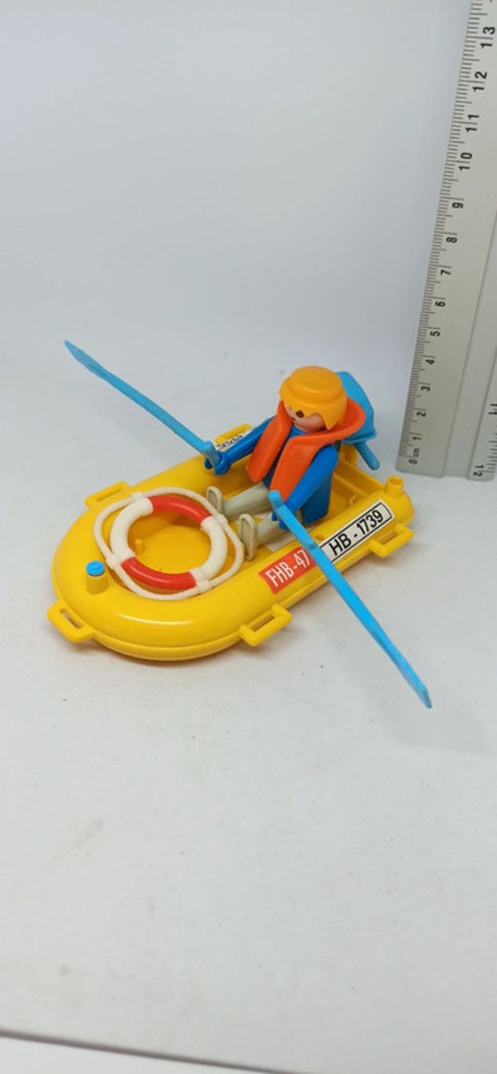 Petit bateau zodiaque jaune vintage avec homme et bouée de sauvetage playmobil