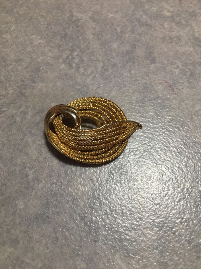 broche dorée - photo numéro 2