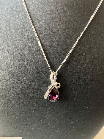 Collier argenté et pendentif violet