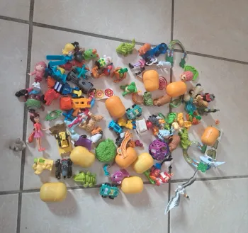 Lot de 70 figurines Kinder neufs et en TBE