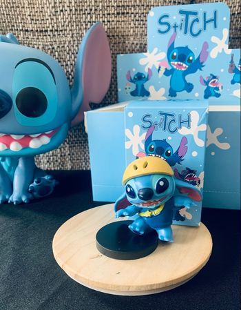 Figurine Stitch skateur